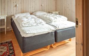 two twin beds sitting in a room with at Ulv - Hytte 3 in Øvre Ramse