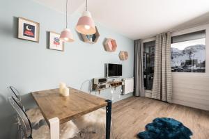 TV a/nebo společenská místnost v ubytování Résidence Home Club - Studio rénové · Proche des pistes et des commerces MAE-7424