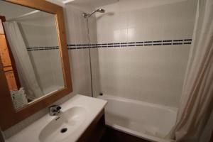 W łazience znajduje się umywalka, prysznic i wanna. w obiekcie Résidence Rond Point Des Pistes C - Studio·Proche des pistes·Balcon MAE-7584 w mieście Tignes