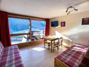 pokój hotelowy ze stołem i dużym oknem w obiekcie Résidence Palafour - Studio 26-30 m² Standard MAE-7644 w mieście Tignes