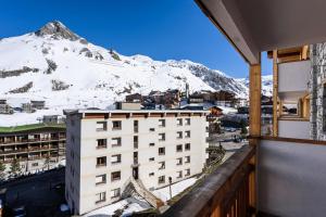 widok z balkonu hotelu na ośnieżoną górę w obiekcie Résidence Grande Balme I - Grand studio cabine avec balcon MAE-7664 w mieście Tignes