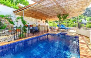 フリヒリアナにあるAwesome Home In Frigiliana With Wifiの裏庭のスイミングプール(傘付) +22枚の写真