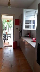 Kuchyň nebo kuchyňský kout v ubytování Villa Pakala au Diamant-jolie villa avec piscine et jardin