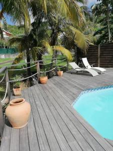 Bazén v ubytování Villa Pakala au Diamant-jolie villa avec piscine et jardin nebo v jeho okolí