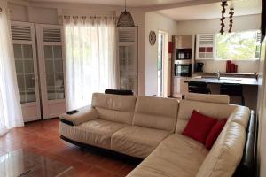 Posezení v ubytování Villa Pakala au Diamant-jolie villa avec piscine et jardin