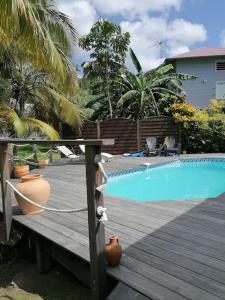 Bazén v ubytování Villa Pakala au Diamant-jolie villa avec piscine et jardin nebo v jeho okolí