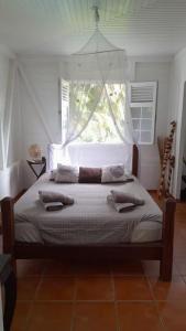 Postel nebo postele na pokoji v ubytování Villa Pakala au Diamant-jolie villa avec piscine et jardin + 37 fotografií