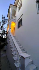 Medusa Myrina Luxury Apartments 1st Floor في ميرينا: درج يؤدي الى مبنى ابيض