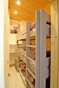 Poschodová posteľ alebo postele v izbe v ubytovaní Le Hameau De Borsat - Appartement tout confort au pied des pistes MAE-1264