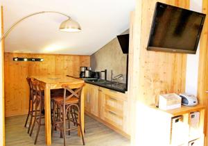 Kuchyňa alebo kuchynka v ubytovaní Le Hameau De Borsat - Appartement tout confort au pied des pistes MAE-1264