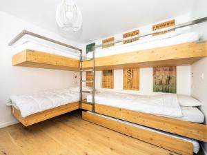 Posteľ alebo postele v izbe v ubytovaní Résidence Bec Rouge - Appartement rénové ·Skis aux pieds·Balcon MAE-2364