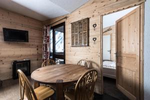 Televízia a/alebo spoločenská miestnosť v ubytovaní Résidence Schuss - Appartement agréable et confortable · Balcon MAE-2594