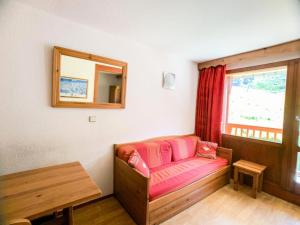 Pokój z kanapą z lustrem i oknem w obiekcie Résidence Hameau Du Borsat 3 - Appartement lumineux · Accès direct aux pistes MAE-2684 w mieście Tignes