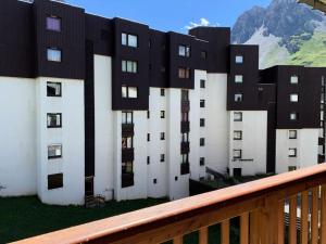 balkon z widokiem na budynek w obiekcie Résidence Hameau Du Borsat 3 - Appartement lumineux · Accès direct aux pistes MAE-2684 w mieście Tignes