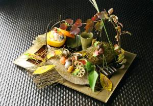 un plato de comida sobre una mesa en Hakone Onsen Ryokan Yaeikan en Hakone