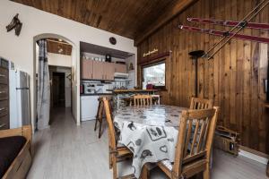 Kuchyňa alebo kuchynka v ubytovaní Résidence Chaudes Almes - Appartement à l'entrée de Tignes le Lac MAE-2794