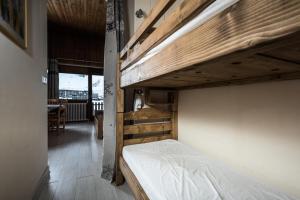 a bedroom with a bunk bed in a room at Résidence Chaudes Almes - 2 Pièces pour 6 Personnes 794 in Tignes