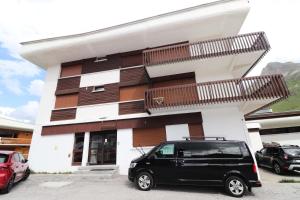 ティーニュにあるChalet De La Tour - Appartement lumineux · Proche pistes et commerces MAE-2814の建物前に停まった黒いバン +6枚の写真