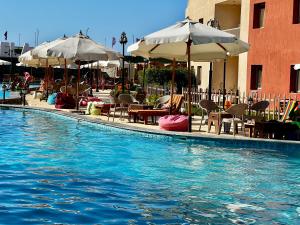 Πισίνα στο ή κοντά στο Cozy Chalet North Coast شاليه في الساحل الشمالي