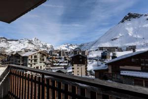 balkon z widokiem na śnieżną górę w obiekcie Résidence Chaudes Almes - Appartement lumineux·Proche pistes·Balcon MAE-2834 w mieście Tignes +3 zdjęcia