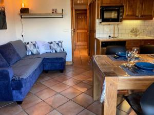salon z kanapą i stołem w obiekcie Résidence Les Hauts De Chavants - 2 Pièces pour 4 Personnes 254 w mieście Les Houches