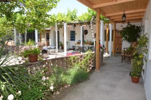 une terrasse arrière avec une pergola en bois dans l'établissement Hostal Petit Verdot, à Santa Cruz