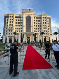 ドゥシャンベにあるKANGURT Grand Hotelの赤絨毯の前に立つ警官集団