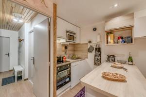 Kuchnia lub aneks kuchenny w obiekcie Résidence Glaciers - 2 pièces 4/5 personnes - 39m² - Sud MAE-5334