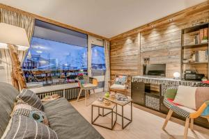 salon wypełniony meblami i dużym oknem w obiekcie Résidence Glaciers - 2 pièces 4/5 personnes - 39m² - Sud MAE-5334 w mieście Tignes