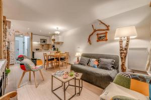 salon z kanapą i stołem w obiekcie Résidence Glaciers - 2 pièces 4/5 personnes - 39m² - Sud MAE-5334 w mieście Tignes +23 zdjęcia