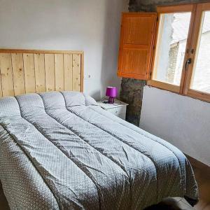 Ένα ή περισσότερα κρεβάτια σε δωμάτιο στο Casa rural Magí, familias y grupos