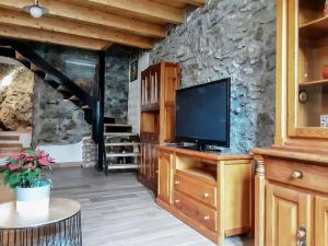 Μια τηλεόραση ή/και κέντρο ψυχαγωγίας στο Casa rural Magí, familias y grupos