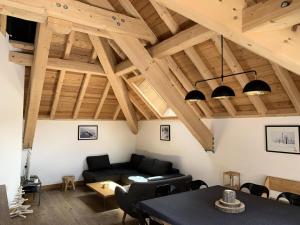 una sala de estar con un sofá y una mesa en Chalet "cÔmo-brunate" - Chalet 8 personnes 4 exposé Sud MAE-5124, en Valloire