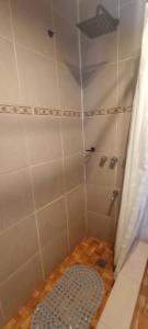 エル・チャルテンにあるNativosのシャワーカーテン付きのシャワー付きバスルーム +14枚の写真