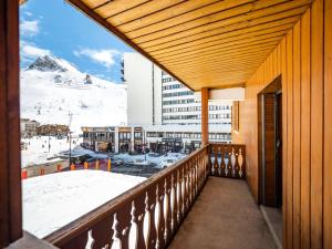 a balcony with a view of a snow covered mountain at Chalet Millonex - Appartement rénové·skis aux pieds·WIFI·Balcon MAE-4984 in Tignes