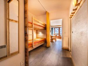 sypialnia z łóżkiem piętrowym i jadalnią w obiekcie Résidence Bec Rouge - Appartement spacieux·Skis aux pieds·Balcon MAE-9464 w mieście Tignes
