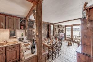 une cuisine et une salle à manger avec une table et des chaises dans l'établissement Résidence Le Rosset - 3 Pièces pour 6 Personnes MAE-0504, à Tignes