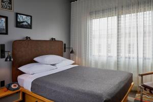 a bedroom with a bed and a large window at Moxy Chattanooga Downtown in Chattanooga +33 photos