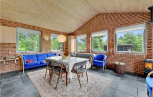 Posezení v ubytování Three-Bedroom Holiday Home In Hemmet