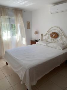 Postel nebo postele na pokoji v ubytování Maison Alriad - Alojamiento familiar tranquilo cerca del mar con jardín, porche y parking privado en el interior de la finca no apto para fiestas