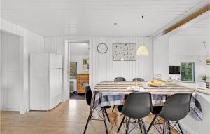 Η κουζίνα ή μικρή κουζίνα στο Pet Friendly Home In Tarm With Kitchen