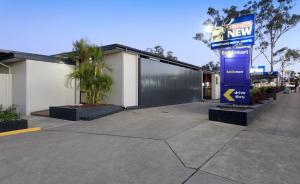 a building with a sign in front of it at Shortland Budget Accommodation in Jesmond