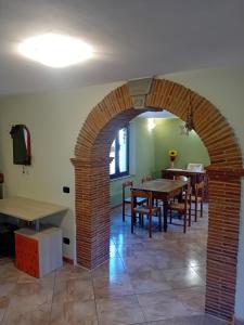 une voûte dans une salle à manger avec une table et des chaises dans l'établissement La casa di Bobo, à Pian degli Ontani 9 autres photos
