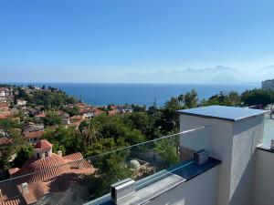 vistas al océano desde el balcón de una casa en Royal Homes 701, en Antalya