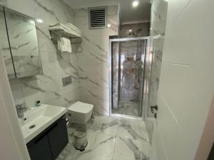 Un baño con ducha, inodoro y lavabo. en Royal Homes 701, en Antalya