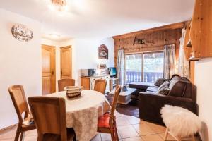 a living room with a table and a couch at Résidence Jardins D'hiver Du Morel A - Appartement cosy et charmant proche des pistes MAE-4074 in Les Allues +7 photos