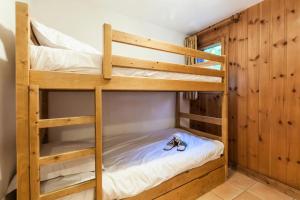 a bunk bed room with two bunk beds at Résidence Jardins D'hiver Du Morel A - Appartement cosy et charmant proche des pistes MAE-4074 in Les Allues