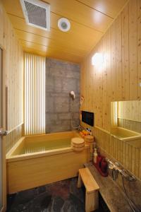 Ванна кімната в Dormy Inn Express Meguro Aobadai Hot Spring