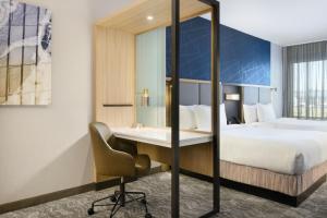 SpringHill Suites by Marriott Dothan客房内的一张或多张床位