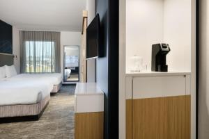 SpringHill Suites by Marriott Dothan客房内的一张或多张床位